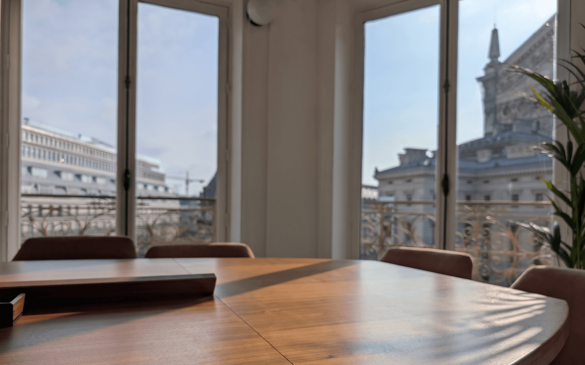 Une salle de réunion dans les bureaux parisiens d'Entropia, La Maison